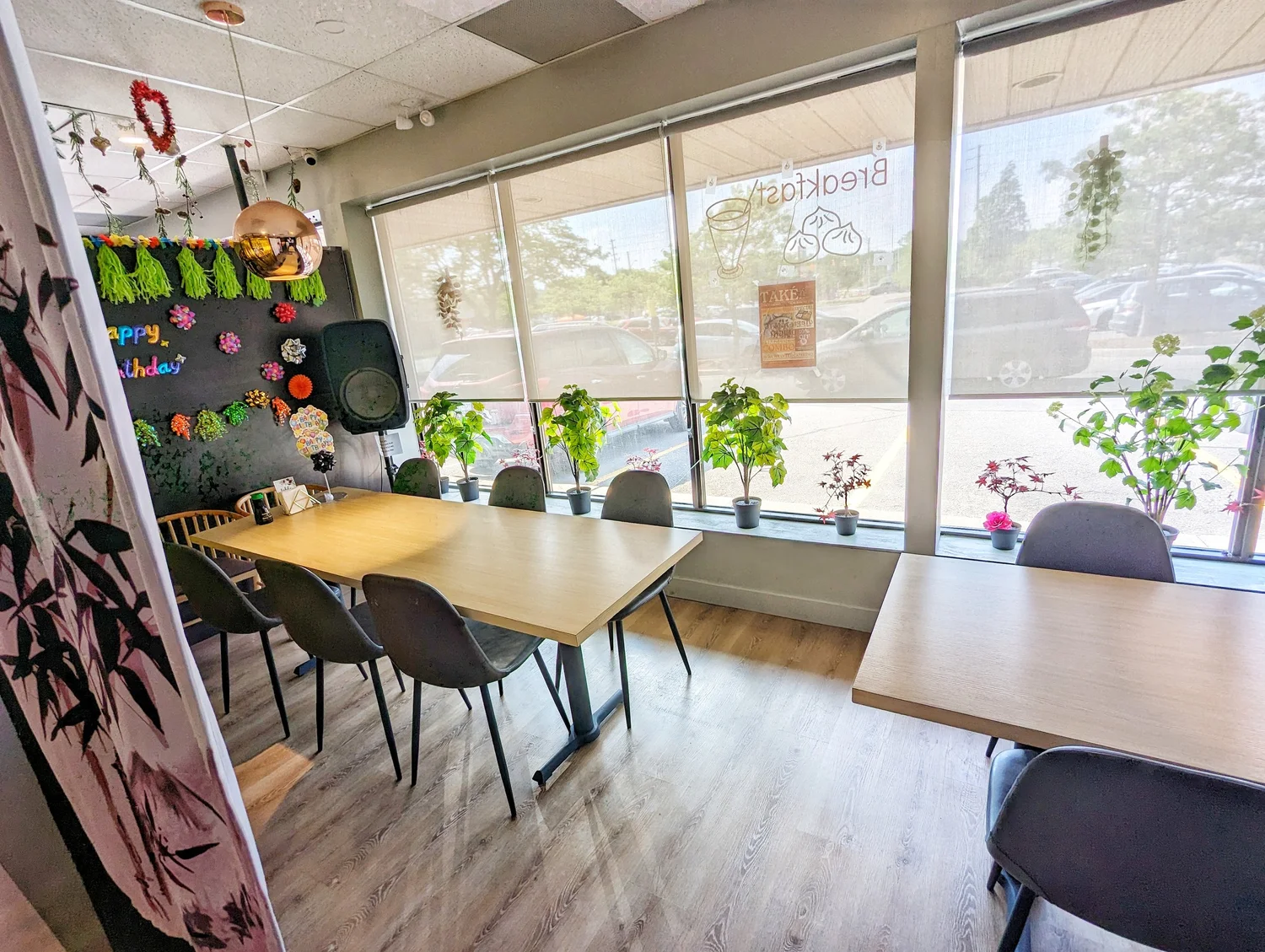 Booth seating with byobu screens